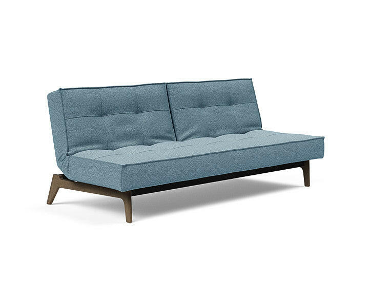 Sovesofa Splitback med Røkt Eik ben fra Innovation Living Bedtime.no.