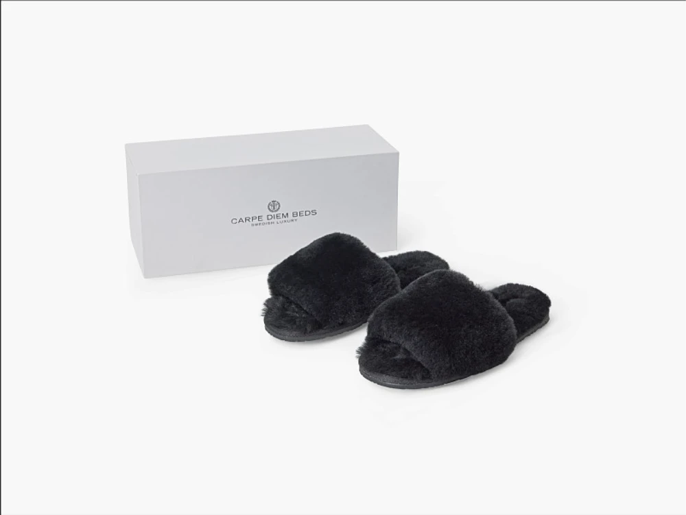 Saueskinn Tøfler fra Carpe Diem Beds - Sort Bedtime.no.