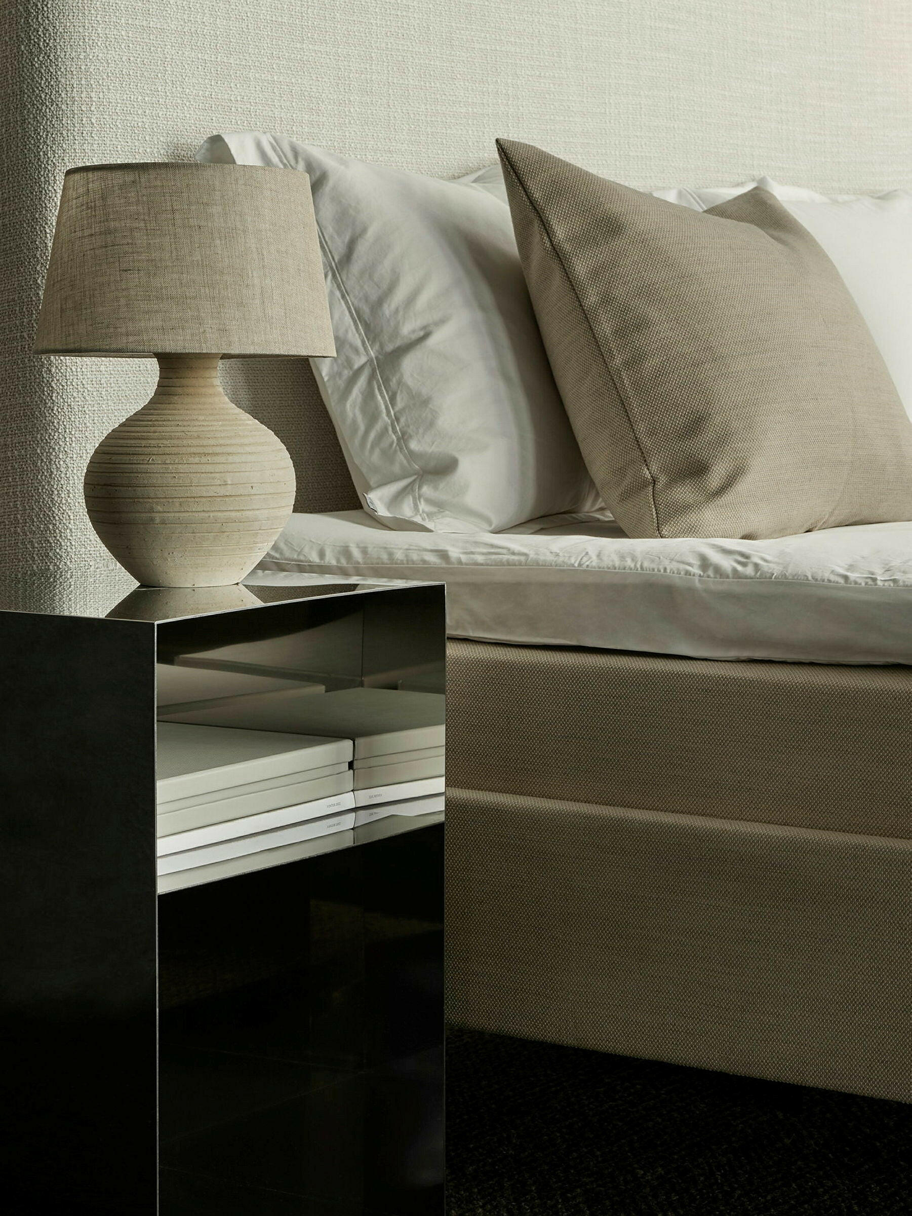Rammeseng Hällsö Fabric, inkl. Luxury overmadrass og Store Harpö fra Carpe Diem Beds Bedtime.no.