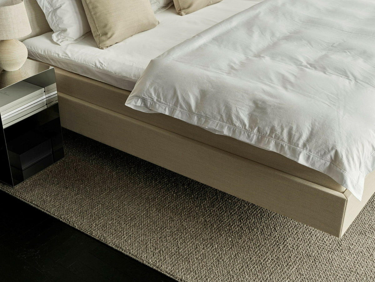 Rammeseng Hällsö Fabric, inkl. Luxury overmadrass og Store Harpö fra Carpe Diem Beds Bedtime.no.