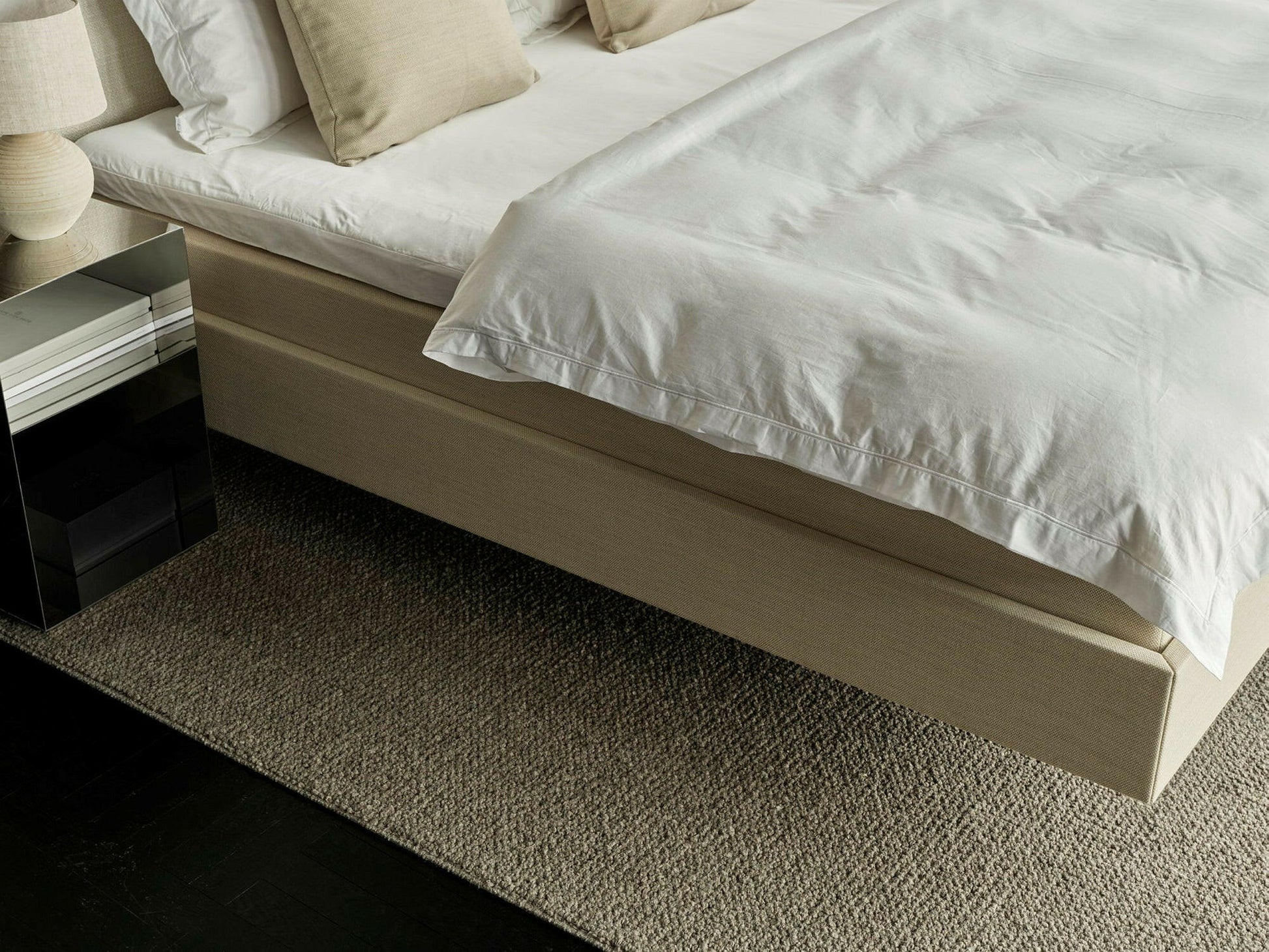 Rammeseng Hällsö Fabric, inkl. Luxury overmadrass og Store Harpö fra Carpe Diem Beds Bedtime.no.
