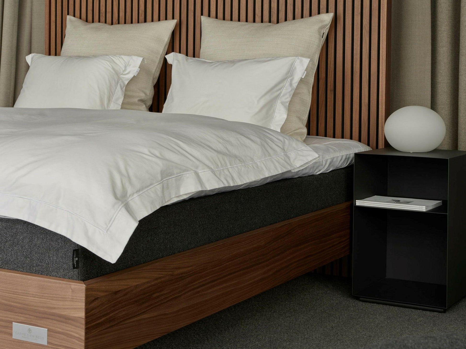Rammeseng Hällsö Walnut, inkl. Luxury overmadrass og Store Harpö fra Carpe Diem Beds Bedtime.no.