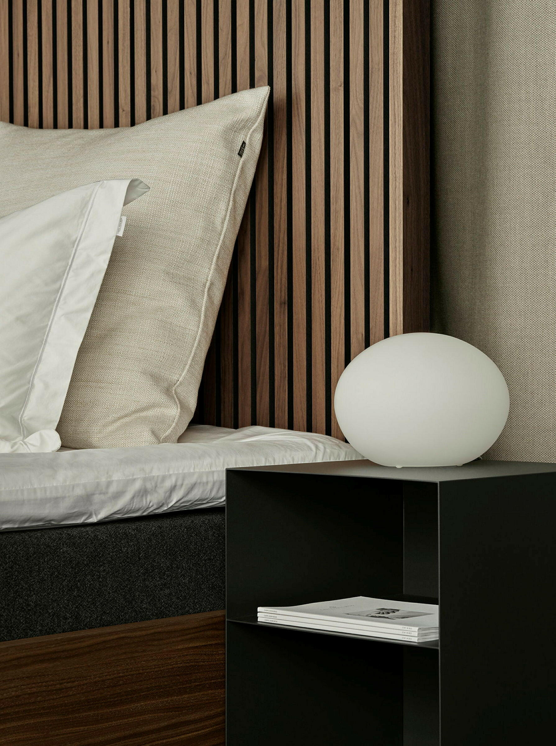 Rammeseng Hällsö Walnut, inkl. Luxury overmadrass og Store Harpö fra Carpe Diem Beds Bedtime.no.