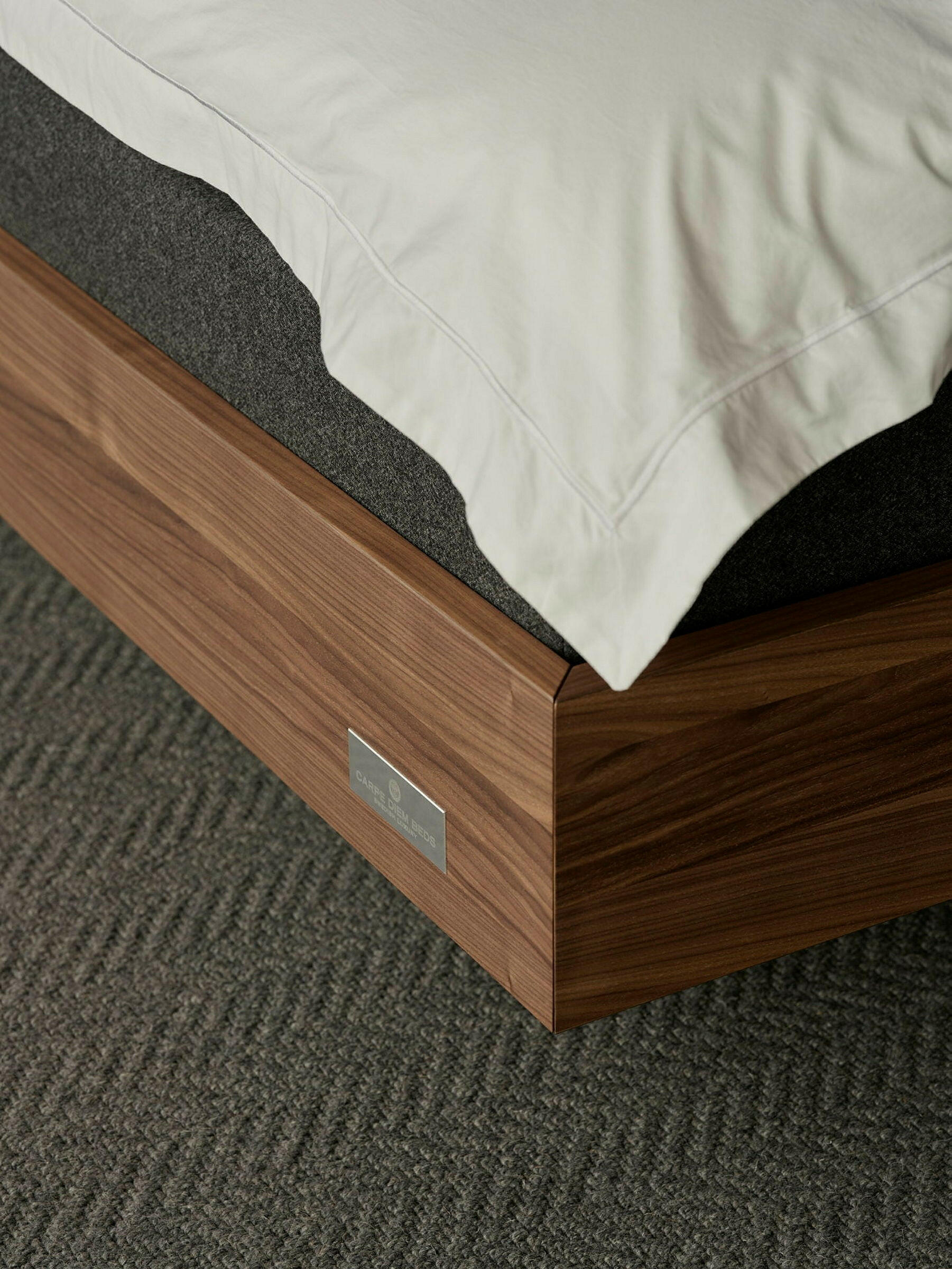 Rammeseng Hällsö Walnut, inkl. Luxury overmadrass og Store Harpö fra Carpe Diem Beds Bedtime.no.