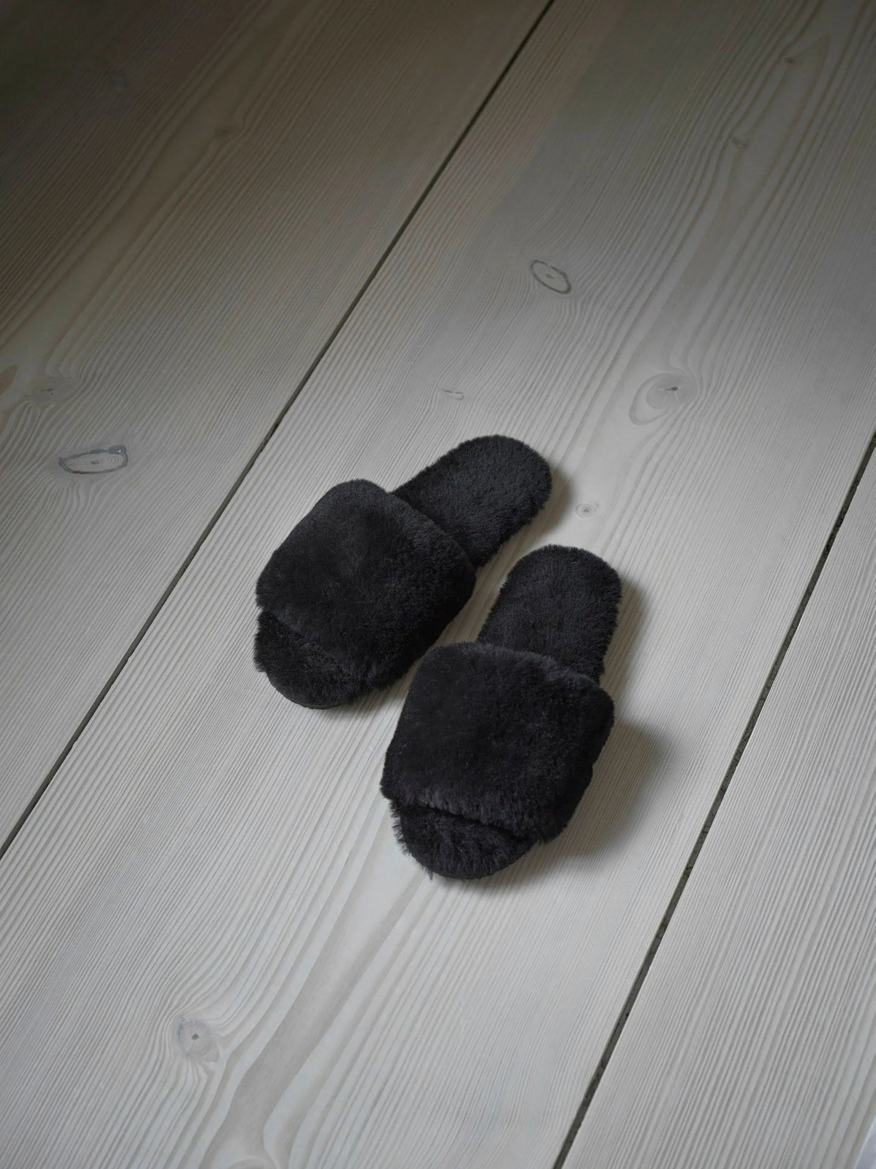 Saueskinn Tøfler fra Carpe Diem Beds - Sort
