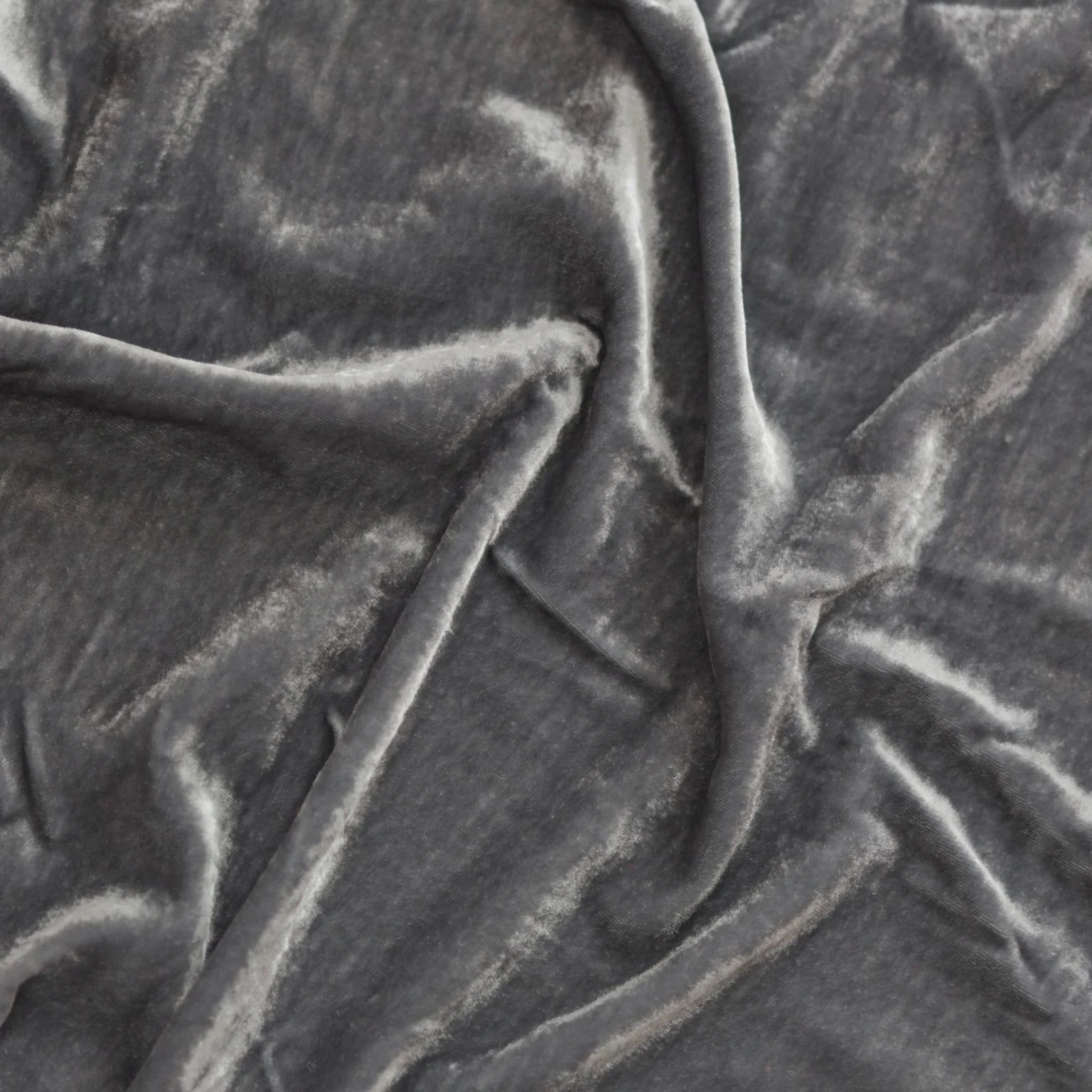 Silkevelour sengeteppe Soft Grey 160x260 Bedtime.no.