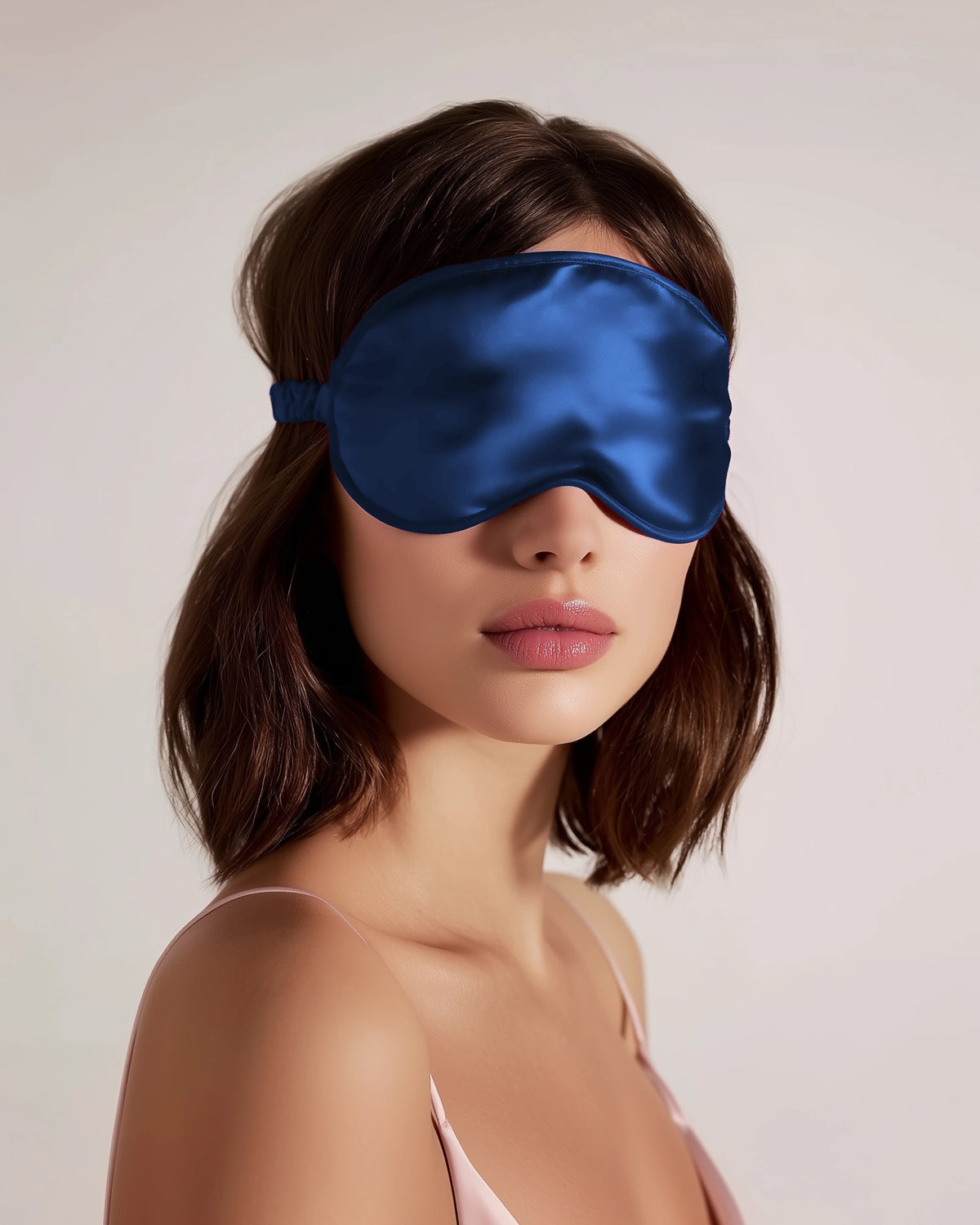 Kvinne med marineblå sovemaske i silke