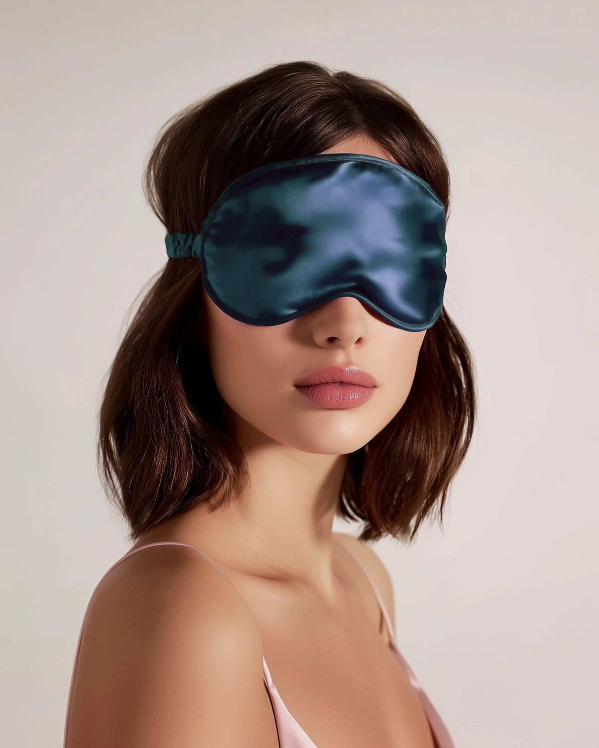 Kvinne med blå sovemaske i silke