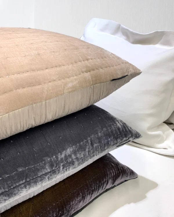 Silkevelour putetrekk Soft Grey 60×60 cm Bedtime.no.
