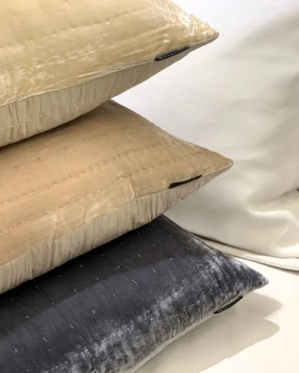 Silkevelour putetrekk Soft Grey 60×60 cm Bedtime.no.