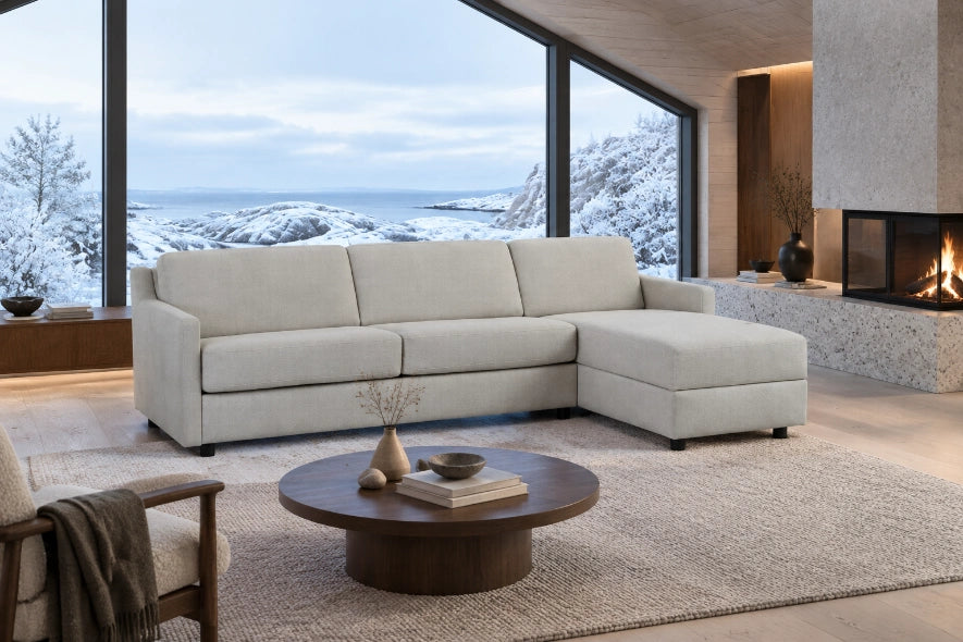 Hovden Victory sovesofa med sjeselong i nordisk kysthus – miljøbilde