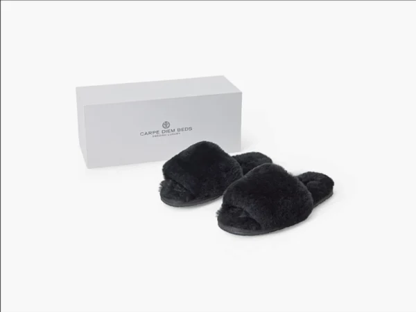 Saueskinn Slippers sort Carpe Diem Beds