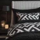anura_sengesett_sort__wellington_sengeteppe__hotellpute_og_pøllepute_sort3.Halvor Bakke