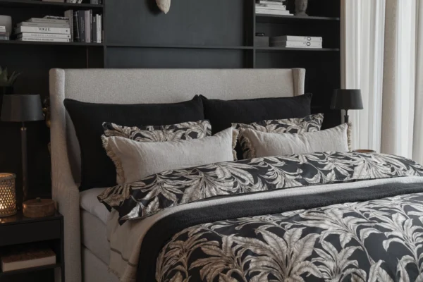 babylonstoren_sengesett_sort__wellington_hotellpute_sort__ramsholm_pyntepute_lin__chamonix_pledd_pure_cashmere__grand_provence_sengeteppe_sort2.Halvor Bakke