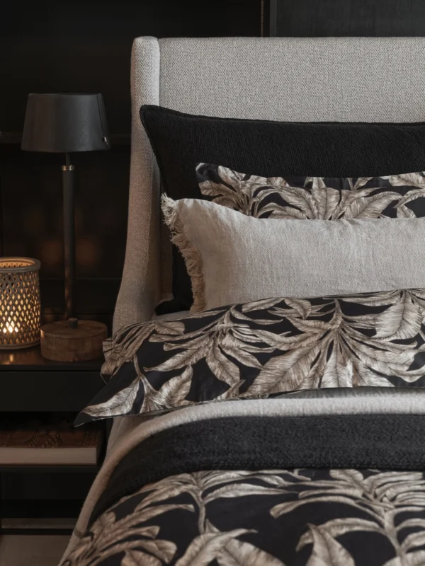 babylonstoren_sengesett_sort__wellington_hotellpute_sort__ramsholm_pyntepute_lin__chamonix_pledd_pure_cashmere__grand_provence_sengeteppe_sort3.Halvor Bakke