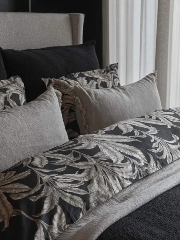 babylonstoren_sengesett_sort__wellington_hotellpute_sort__ramsholm_pyntepute_lin__chamonix_pledd_pure_cashmere__grand_provence_sengeteppe_sort4.Halvor Bakke