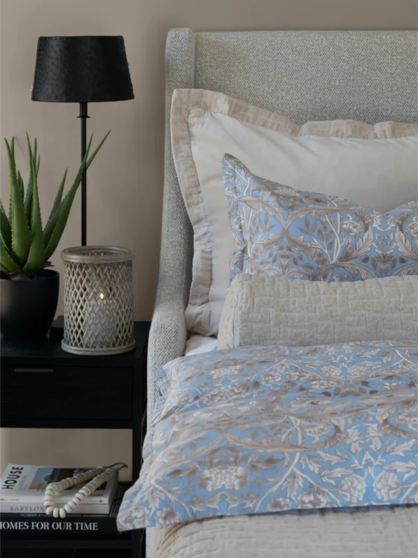 Hazendal sengesett halvor bakke, celestial blue, grand provence, linen, hotellpute 70x100, pøllepute, sengeteppe 3