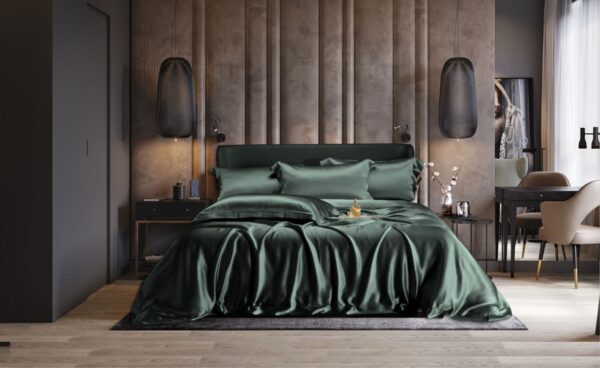 Grønn silke sengesett oppredd brun velour vegg miljø Bedtime Collection