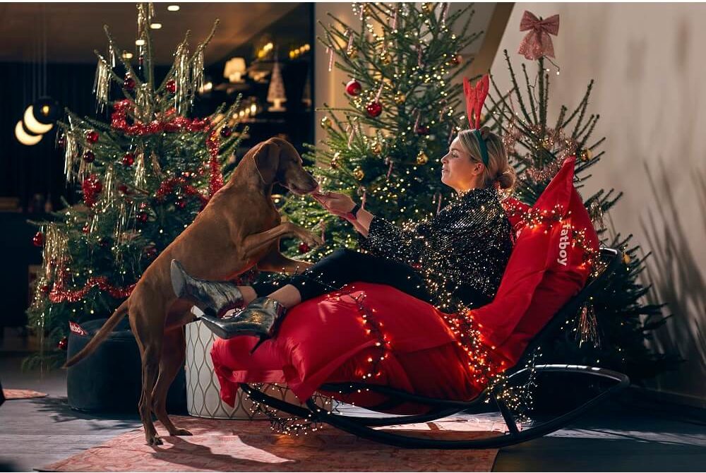 Fatboy Rock'n Roll gyngestol med Original saccosekk rød miljøbilde med Juletre hund og dame