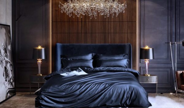 Mørkeblått bambus sengtøy på oppredd dobbelseng