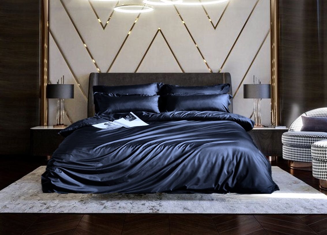 Mørk blå bambus sengesett oppredd på seng