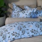 oppredd seng lin og blomstret sengetøy sateng Garden of Cape sengesett celestial blue