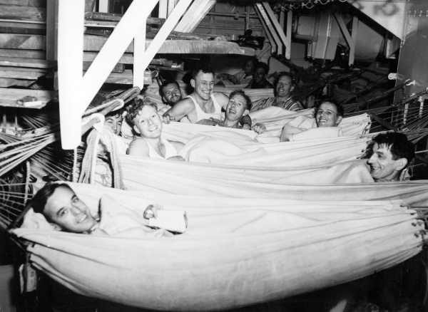 Mannskap sovende i hengekøye under dekkHammock Sailors in Navy