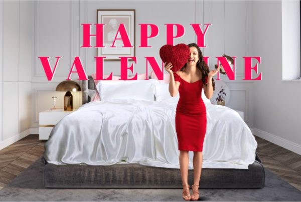 Valentines day gave silke sengetøy oppredd seng kvinne i rød kjole med hjerte