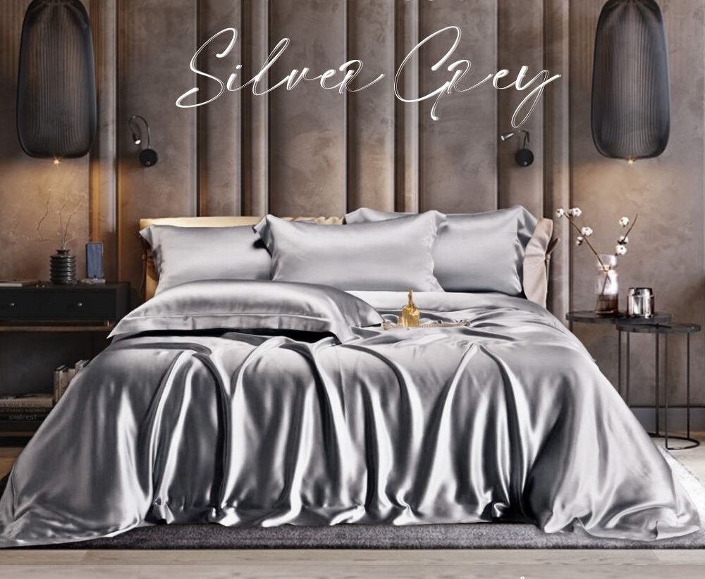 Lys grå silke sengetøy oppredd