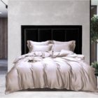 Grå bambus sengetøy oppredd seng svart sengegavl