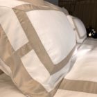 Frame bambus sengetøy hvit og beige closeup hodepute