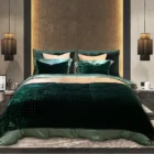Grønt sengeteppe silkevelour oppredd soverom